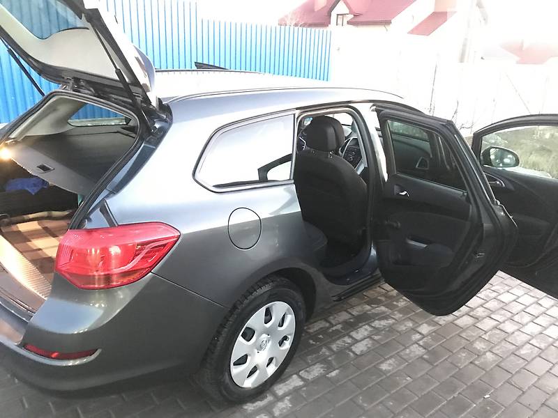 Універсал Opel Astra 2011 в Тернополі