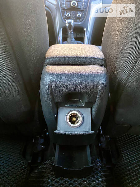 Універсал Opel Astra 2013 в Чернівцях