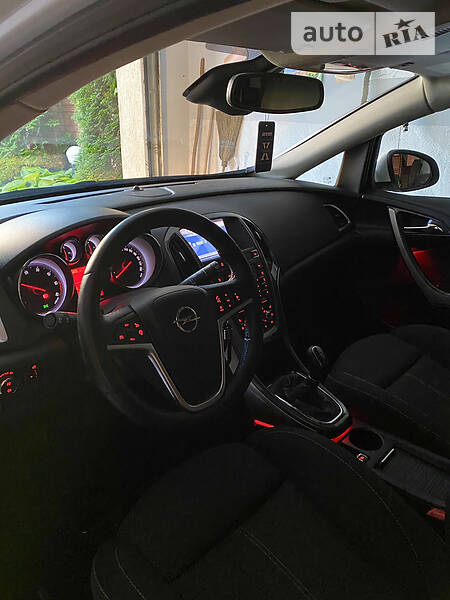 Універсал Opel Astra 2013 в Чернівцях
