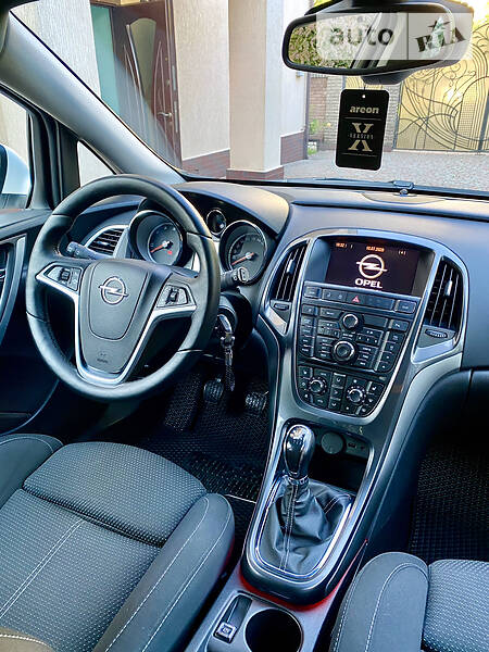 Універсал Opel Astra 2013 в Чернівцях