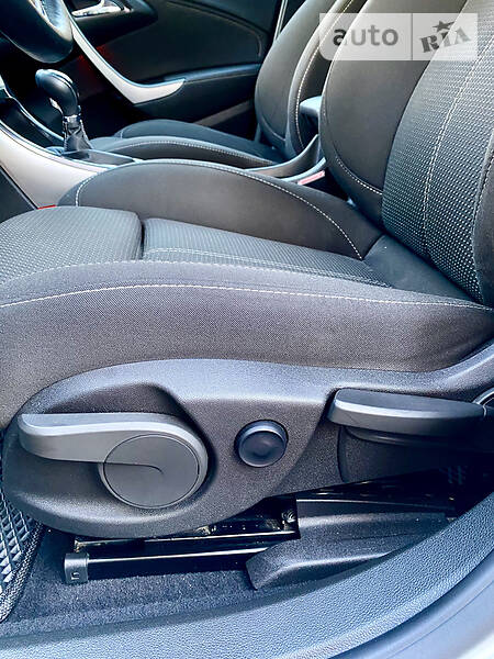 Універсал Opel Astra 2013 в Чернівцях