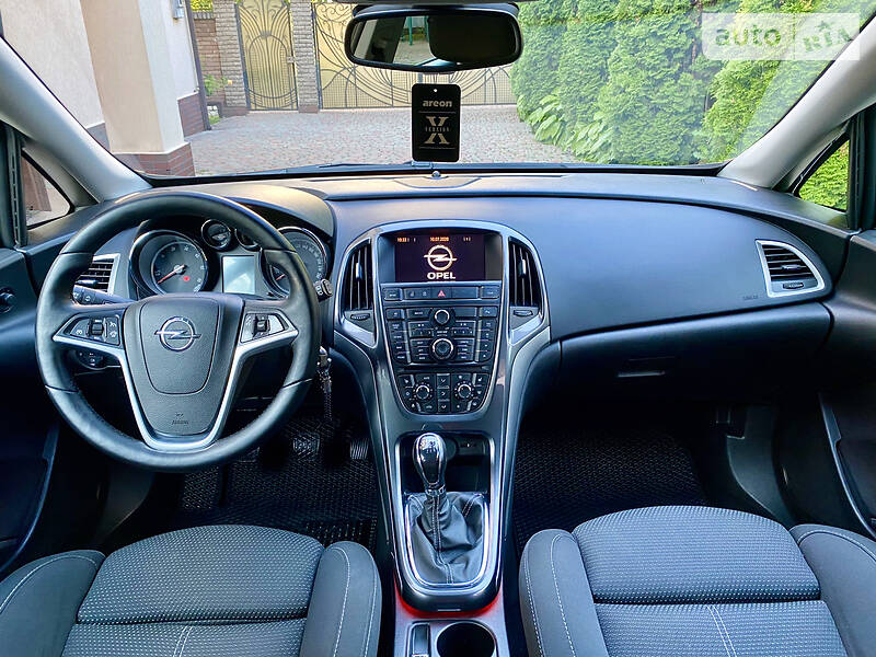 Універсал Opel Astra 2013 в Чернівцях