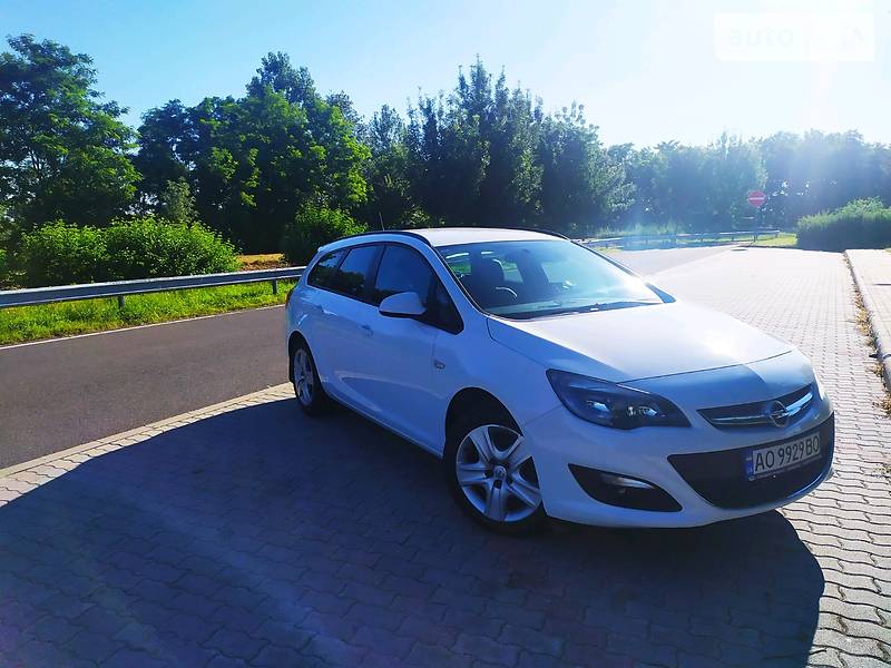 Універсал Opel Astra 2014 в Сваляві
