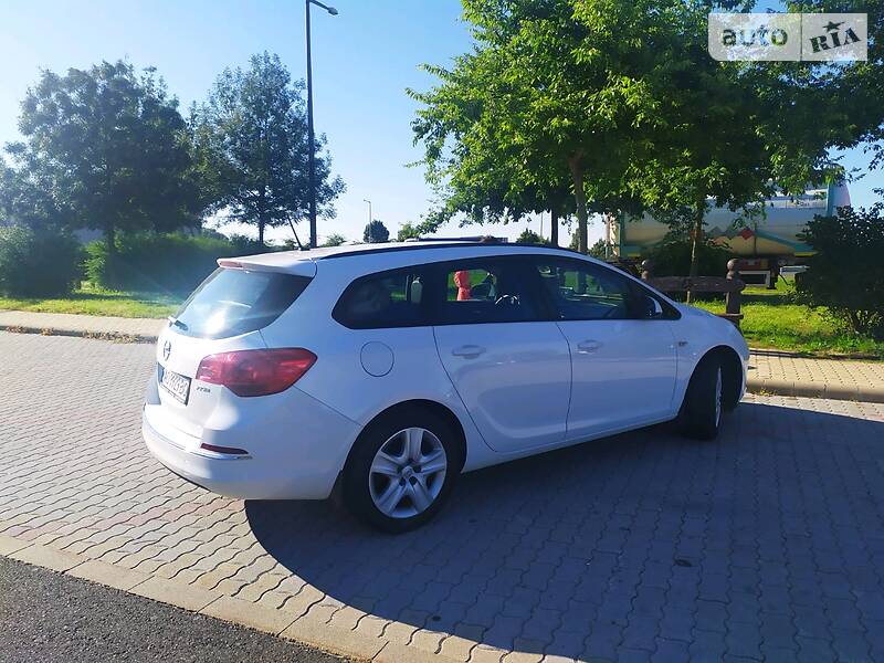 Універсал Opel Astra 2014 в Сваляві