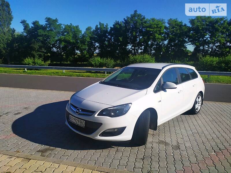 Універсал Opel Astra 2014 в Сваляві