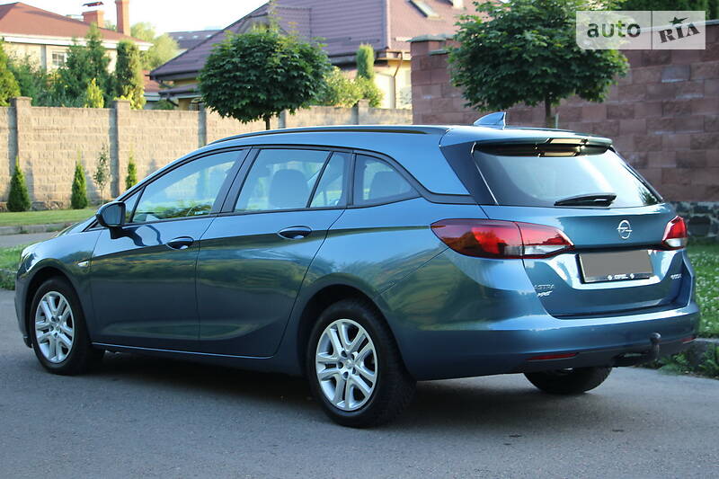 Універсал Opel Astra 2017 в Рівному