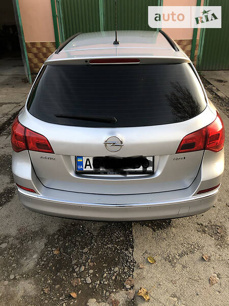 Универсал Opel Astra 2013 в Тячеве