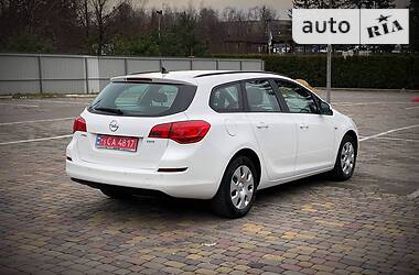 Універсал Opel Astra 2012 в Луцьку