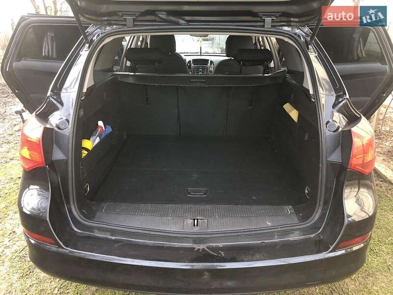 Универсал Opel Astra 2012 в Иршаве