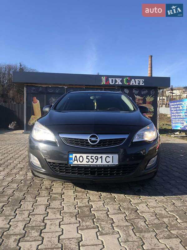 Универсал Opel Astra 2012 в Иршаве