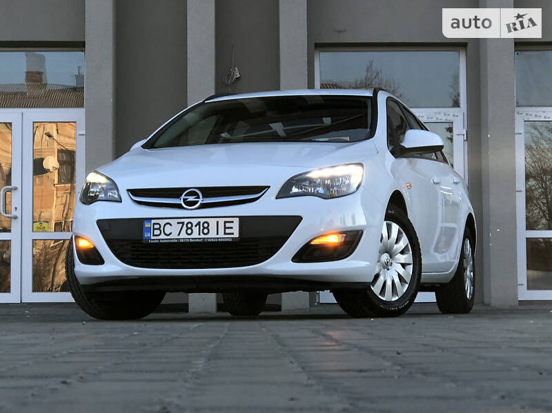 Універсал Opel Astra 2015 в Дрогобичі