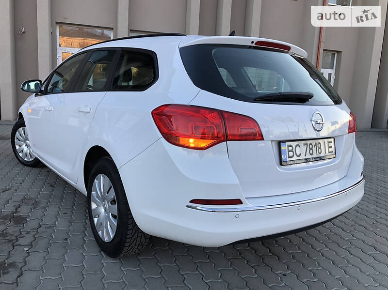 Універсал Opel Astra 2015 в Дрогобичі