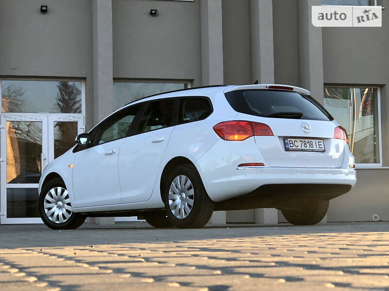 Універсал Opel Astra 2015 в Дрогобичі