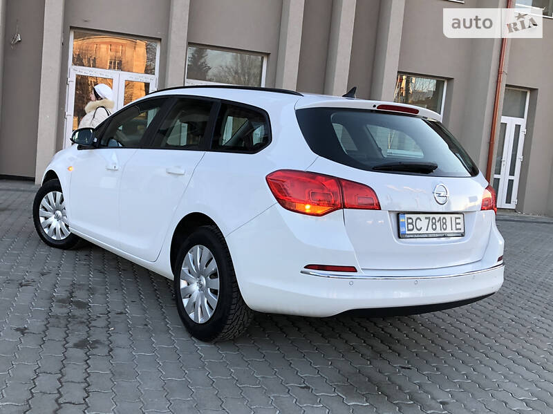 Універсал Opel Astra 2015 в Дрогобичі