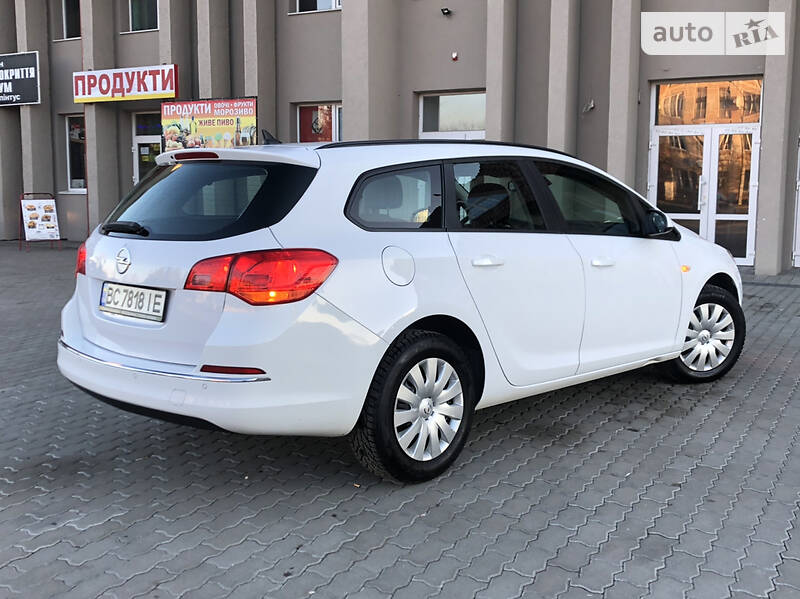 Універсал Opel Astra 2015 в Дрогобичі