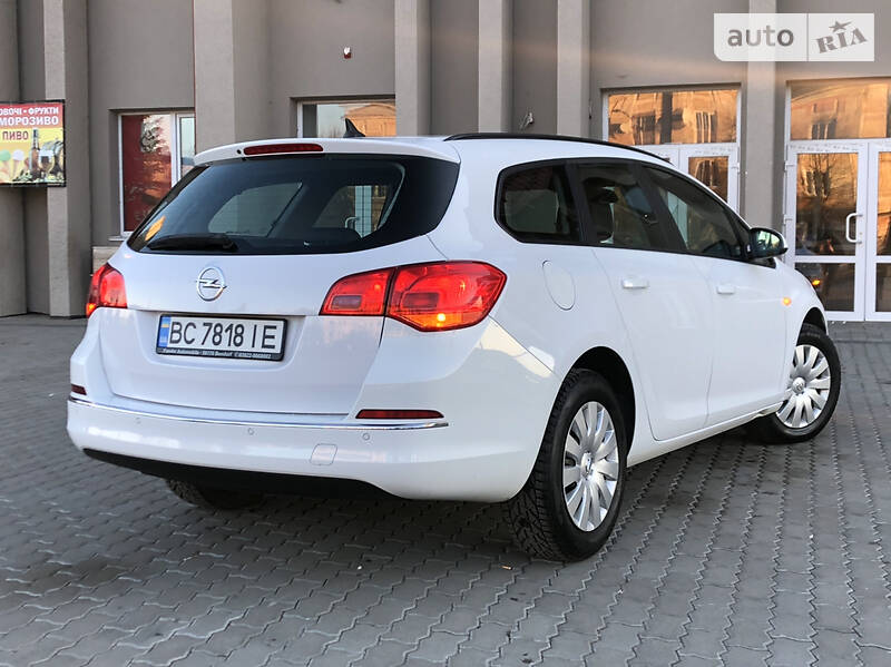 Універсал Opel Astra 2015 в Дрогобичі