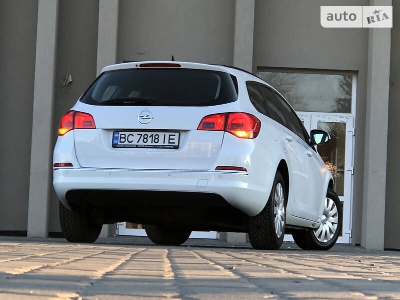 Універсал Opel Astra 2015 в Дрогобичі