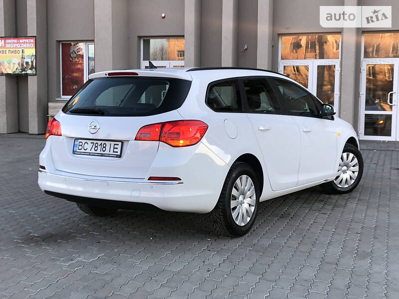 Універсал Opel Astra 2015 в Дрогобичі