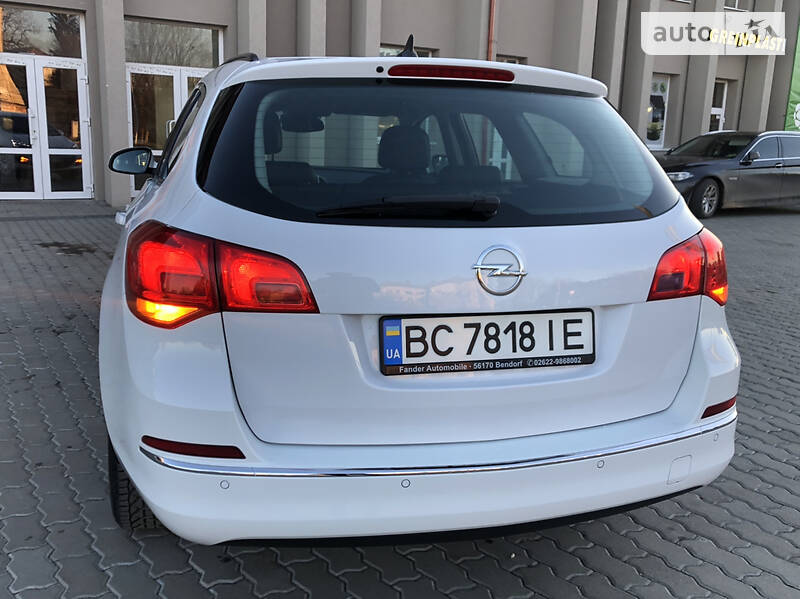 Універсал Opel Astra 2015 в Дрогобичі