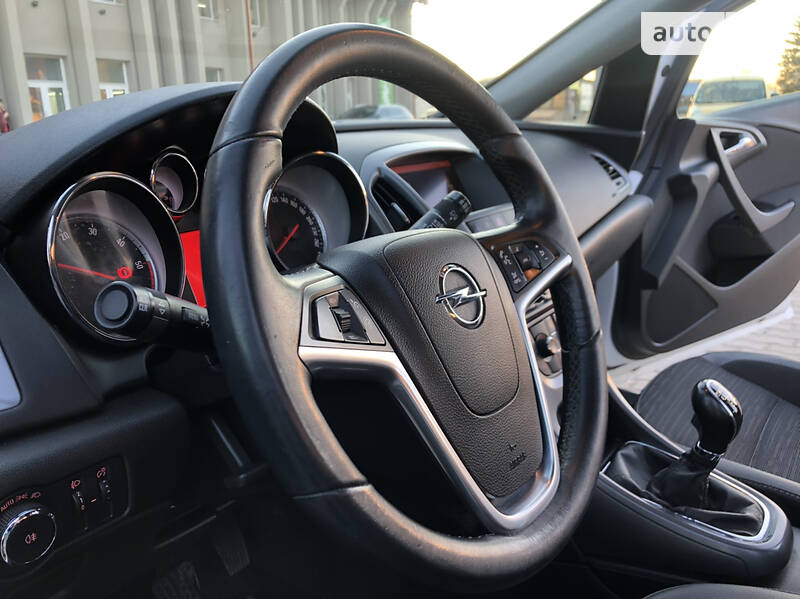 Універсал Opel Astra 2015 в Дрогобичі
