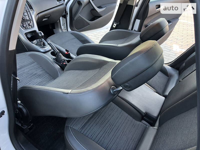 Універсал Opel Astra 2015 в Дрогобичі