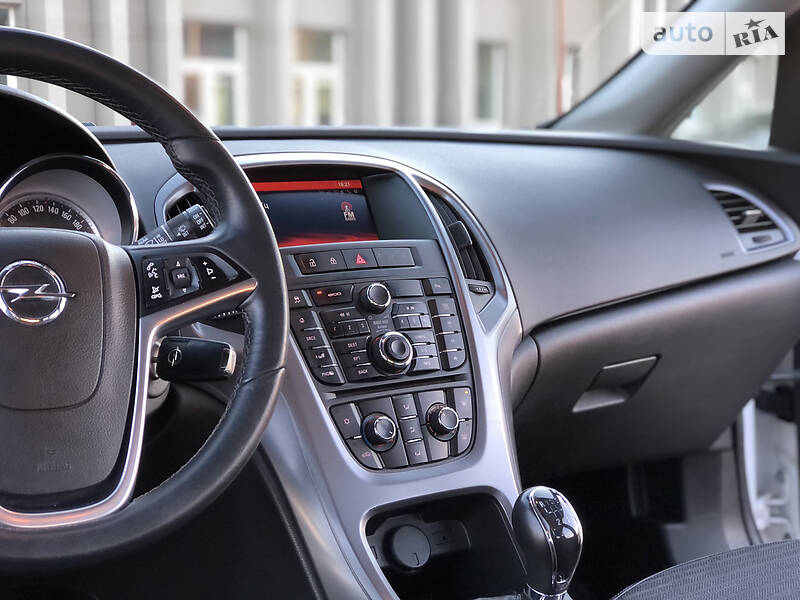 Універсал Opel Astra 2015 в Дрогобичі