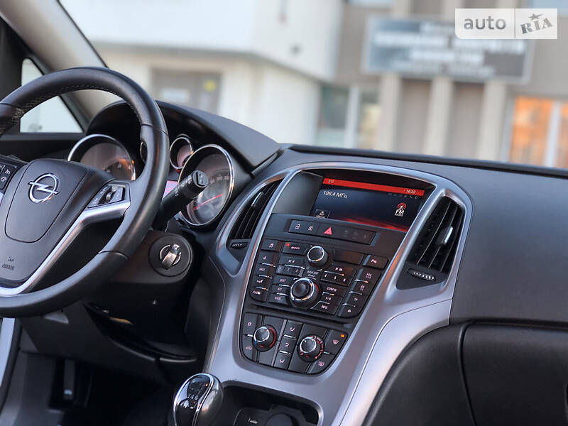 Універсал Opel Astra 2015 в Дрогобичі