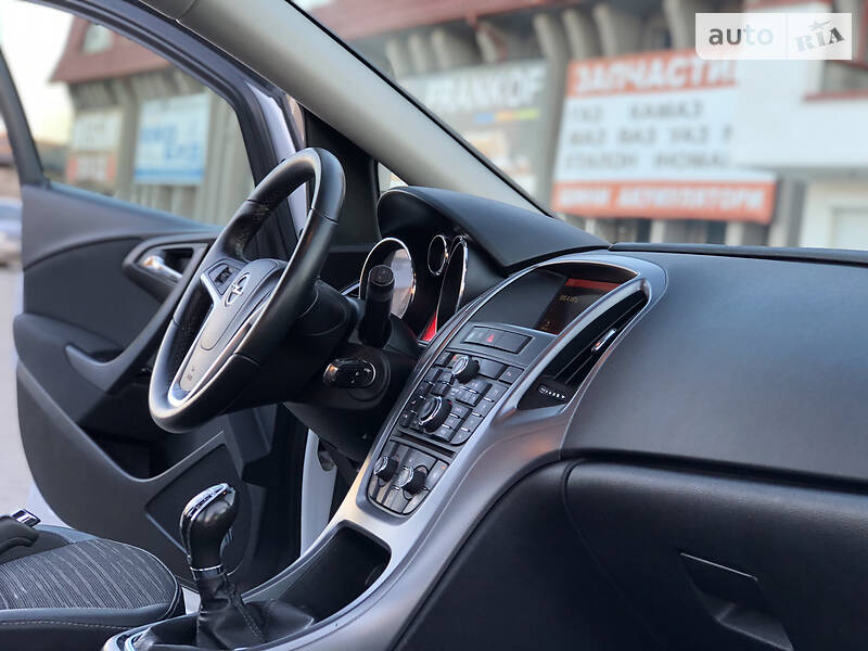 Універсал Opel Astra 2015 в Дрогобичі