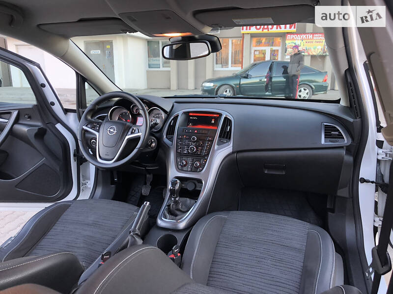 Універсал Opel Astra 2015 в Дрогобичі
