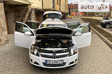 Універсал Opel Astra 2010 в Чернівцях