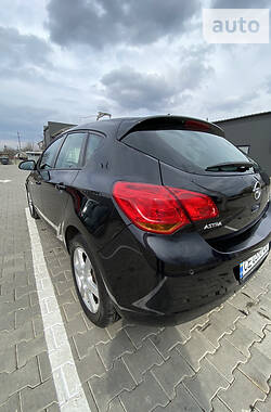 Хэтчбек Opel Astra 2011 в Черновцах