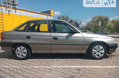 Седан Opel Astra 1995 в Дубні