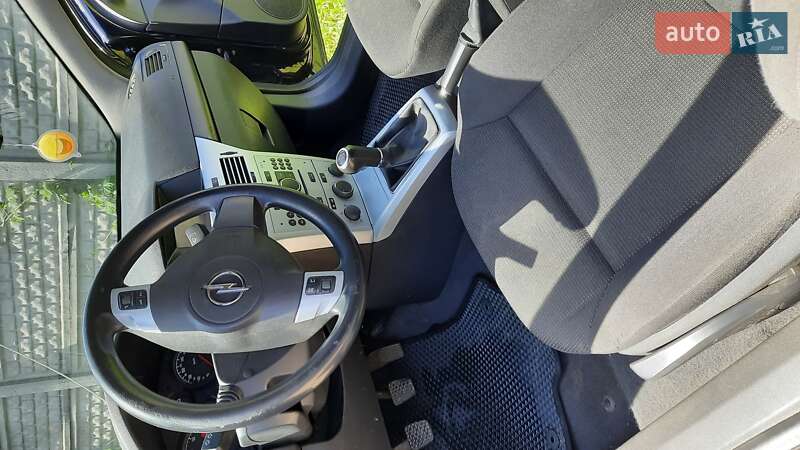 Купе Opel Astra 2009 в Василькове