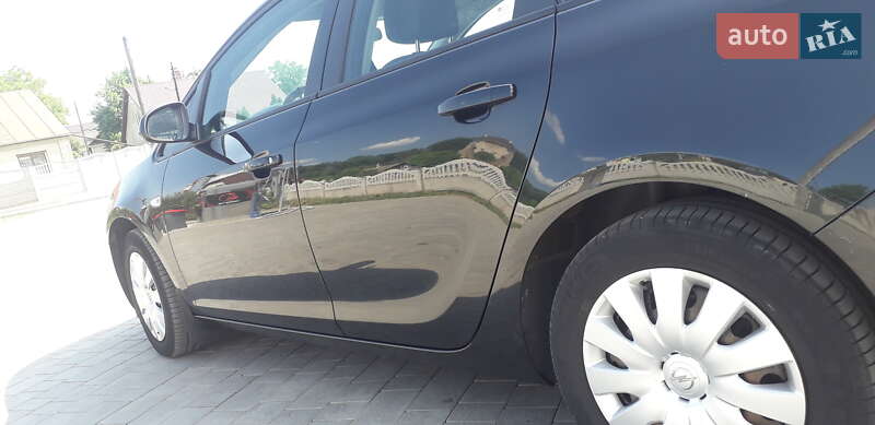 Универсал Opel Astra 2013 в Остроге