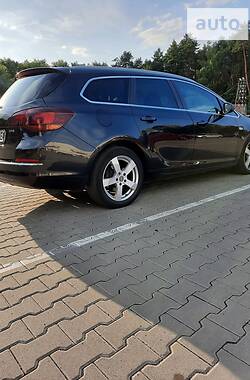 Универсал Opel Astra 2014 в Чернигове