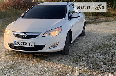 Универсал Opel Astra 2011 в Городке