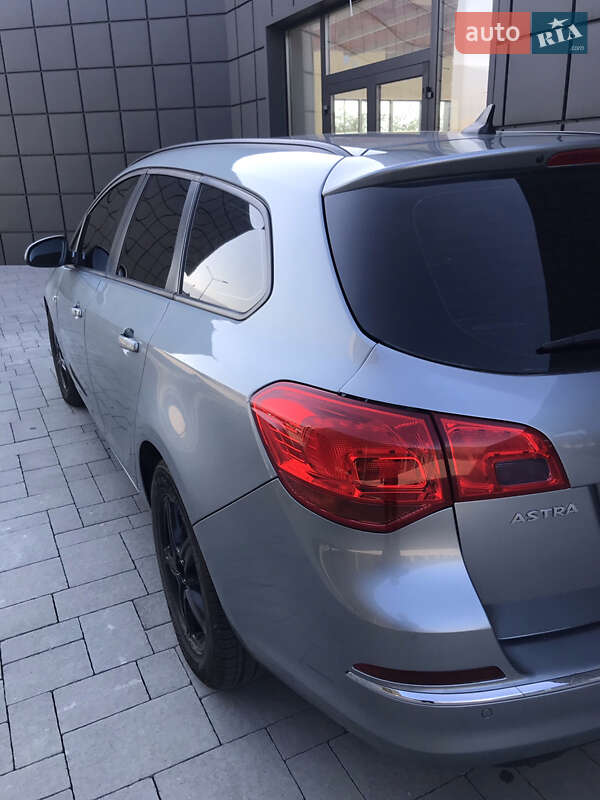 Универсал Opel Astra 2013 в Тячеве
