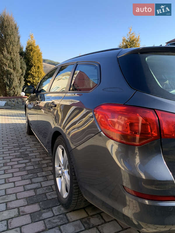 Универсал Opel Astra 2011 в Монастыриске