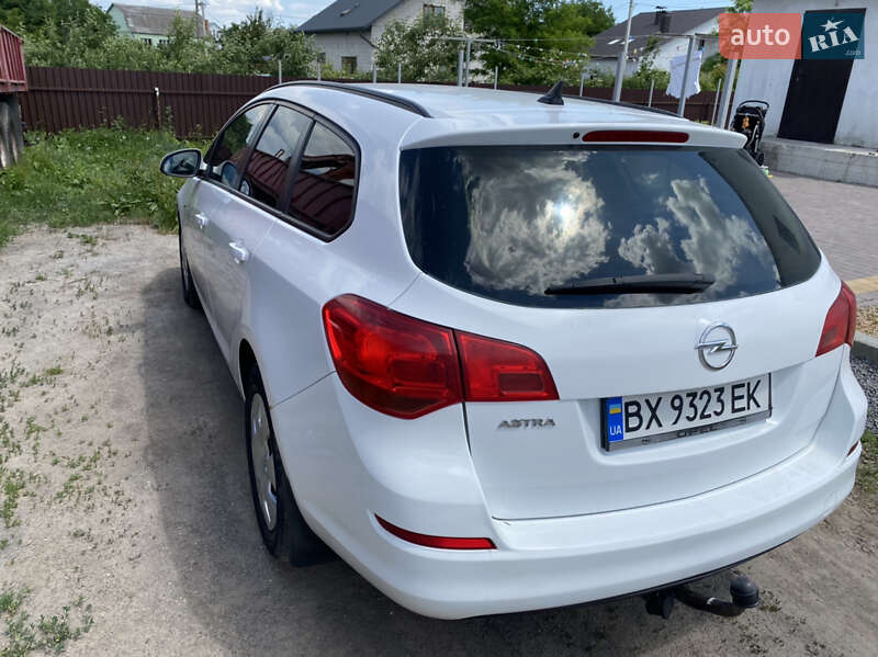 Универсал Opel Astra 2012 в Беляевке