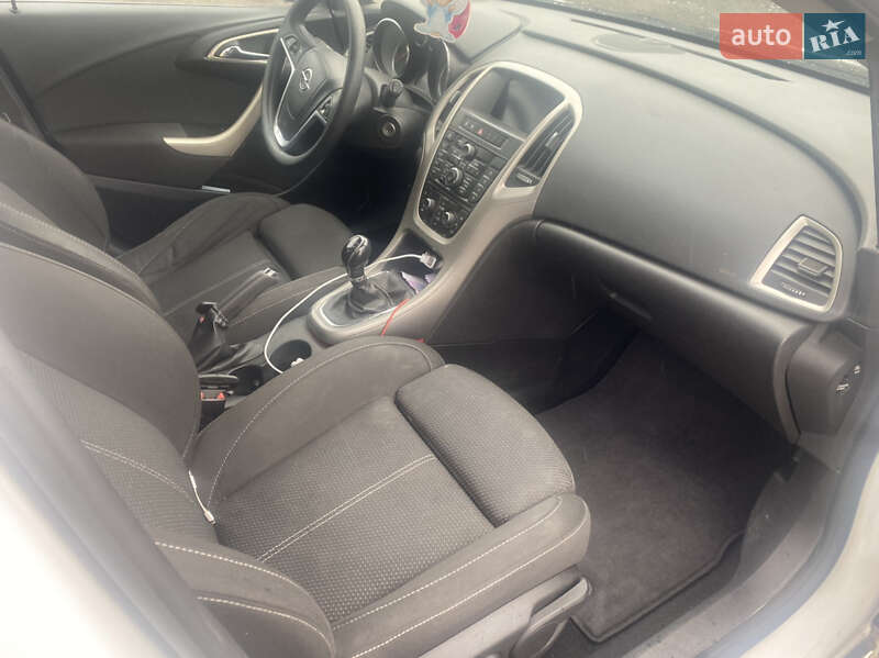 Универсал Opel Astra 2012 в Беляевке