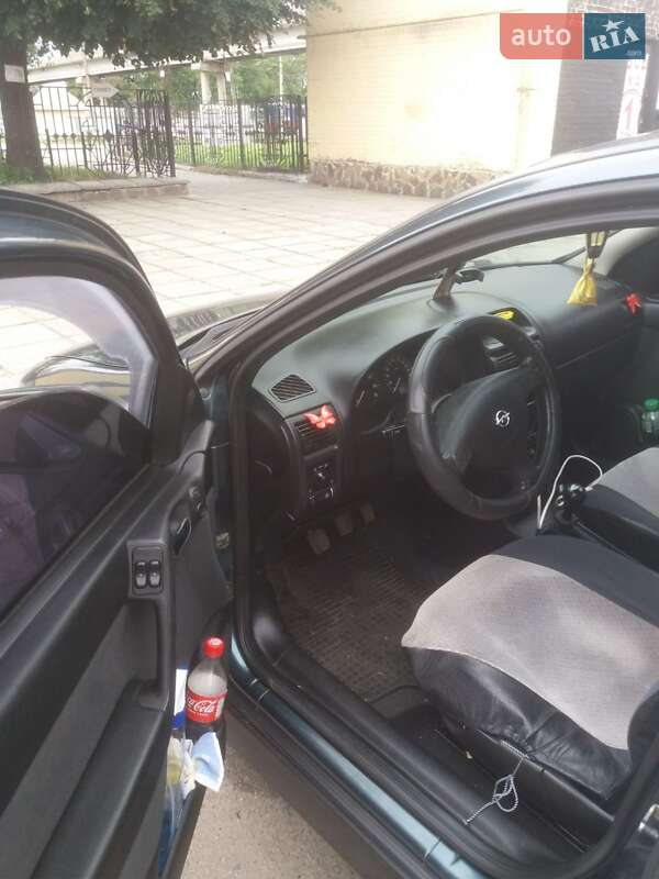 Седан Opel Astra 2005 в Стрию