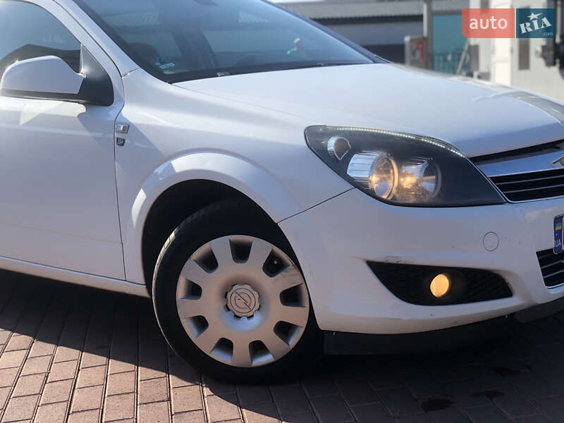 Универсал Opel Astra 2010 в Рокитном