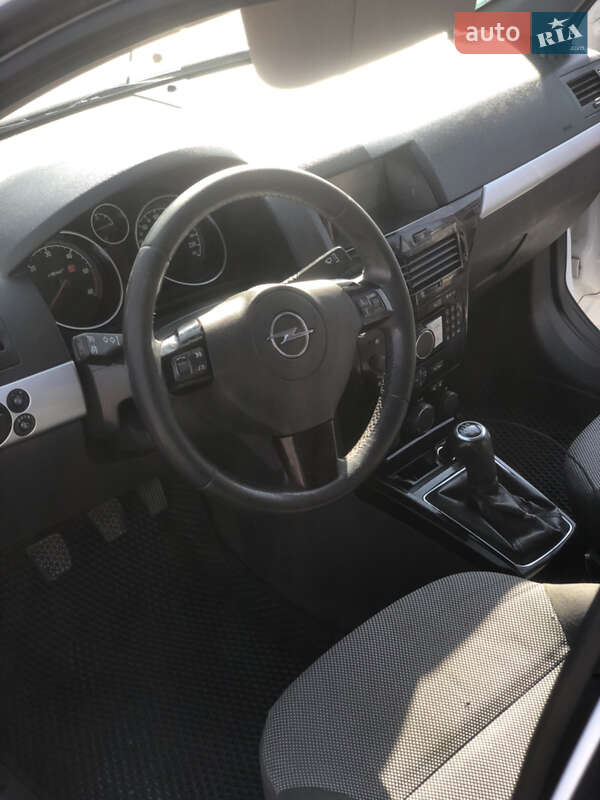 Универсал Opel Astra 2010 в Рокитном