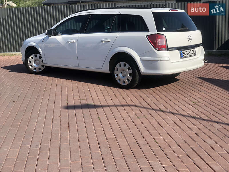 Универсал Opel Astra 2010 в Рокитном