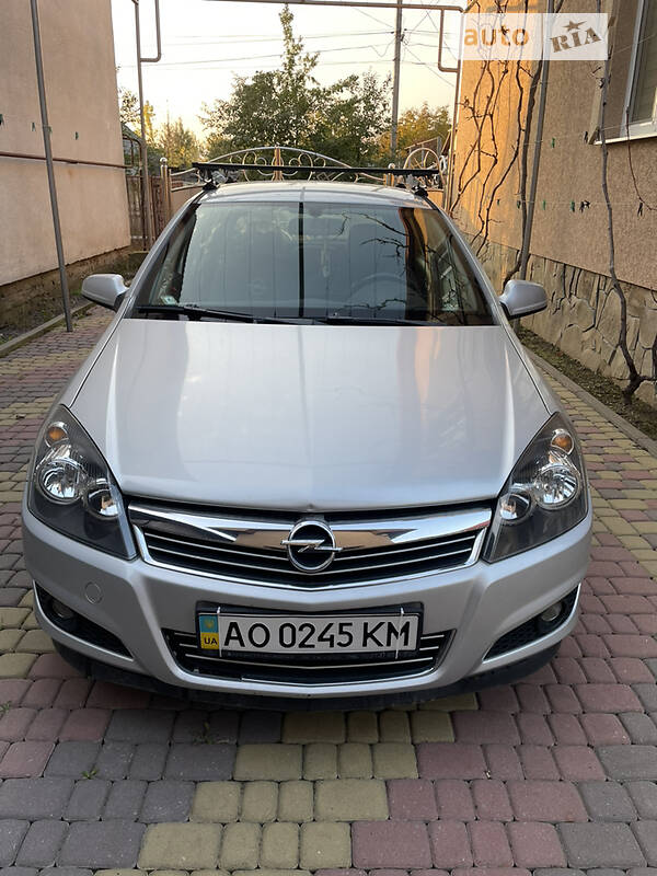 Седан Opel Astra 2011 в Иршаве