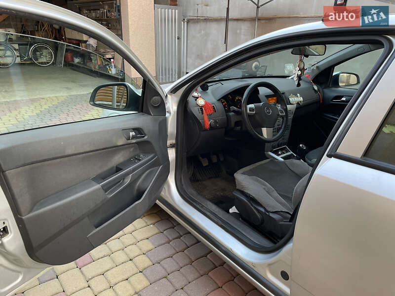 Седан Opel Astra 2011 в Іршаві