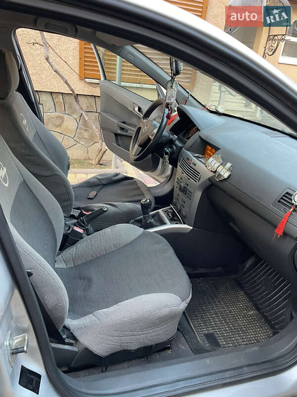 Седан Opel Astra 2011 в Іршаві