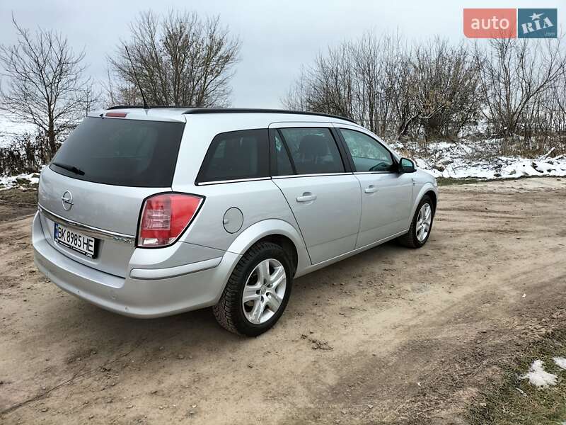Универсал Opel Astra 2010 в Ровно