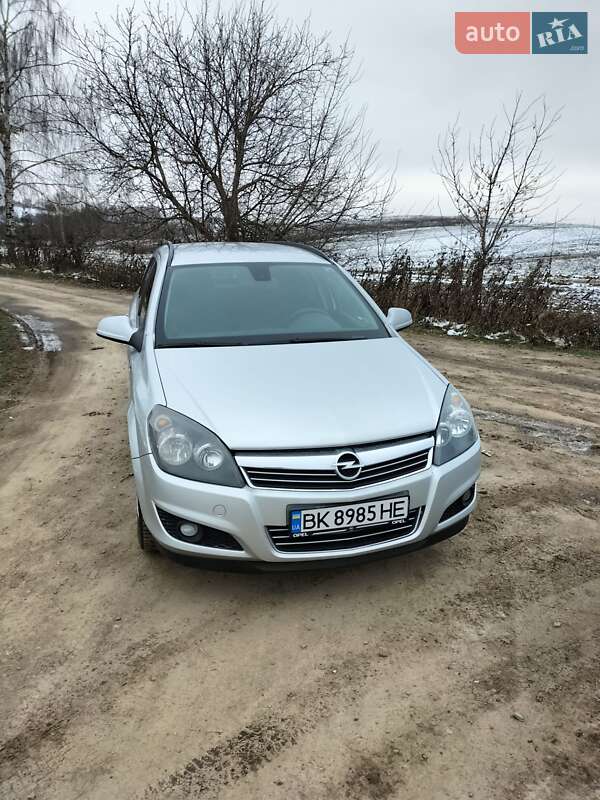 Универсал Opel Astra 2010 в Ровно