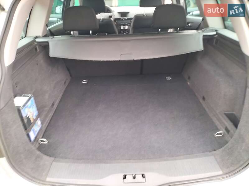 Универсал Opel Astra 2010 в Ровно
